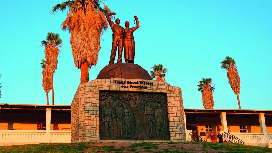 Völkermorddenkmal in Windhoek, vor dem Unabhängigkeitsmuseum