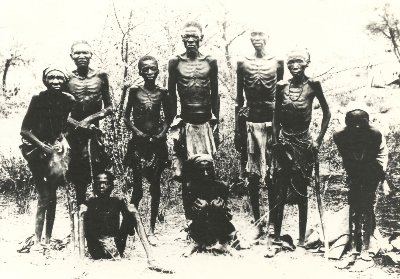 Herero‑Gefangene, die 1907 die Flucht in die Omaheke‑Wüste überlebten